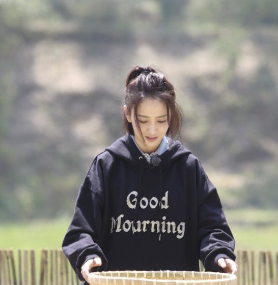 佟丽娅太穷了？穿双满是洞洞的袜子，裤子也破烂到和没穿差不多！