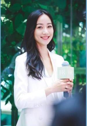 43岁的赵薇穿白西装太霸气，35岁的韩雪却不一样，网友：太仙气了