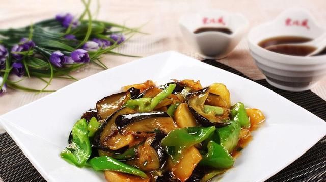 「蔬菜」将这三种蔬菜放到一块炒,味道真不错,天天吃也不腻