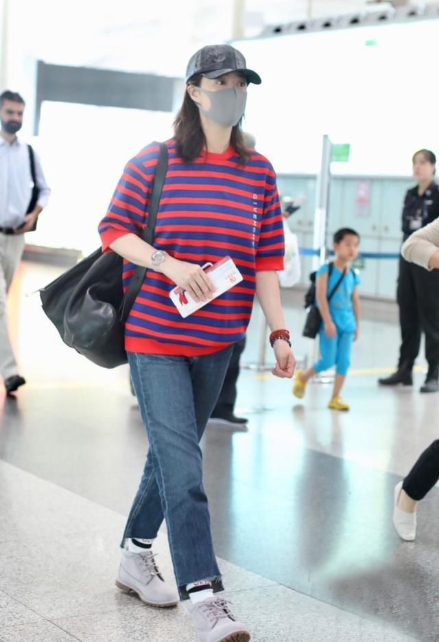 110斤蒋欣终于不露腿，一条直筒裤至少显瘦10斤，深藏“别”露了