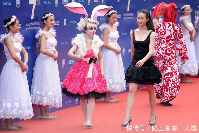 『王小蒙』原版“王小蒙”身材太好,黑色迷你蛋糕裙秀长腿,气质真不像村花