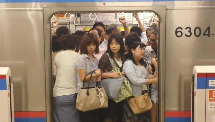 为何日本地铁被称女性的“噩梦”？宁愿步行也不想乘坐地铁