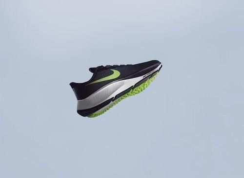  [最新]加厚 Zoom＋全掌 React！Nike 最新“飞马跑鞋”太顶了！