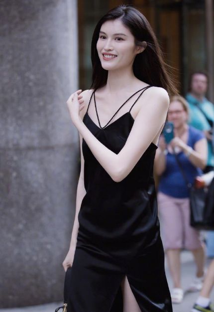 何穗出门太急了吗?穿条瑜伽裤走机场，这腿型多看两眼也是好的!