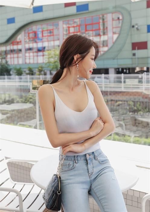 超漂亮牛仔裤美女,白色小T恤更迷人!