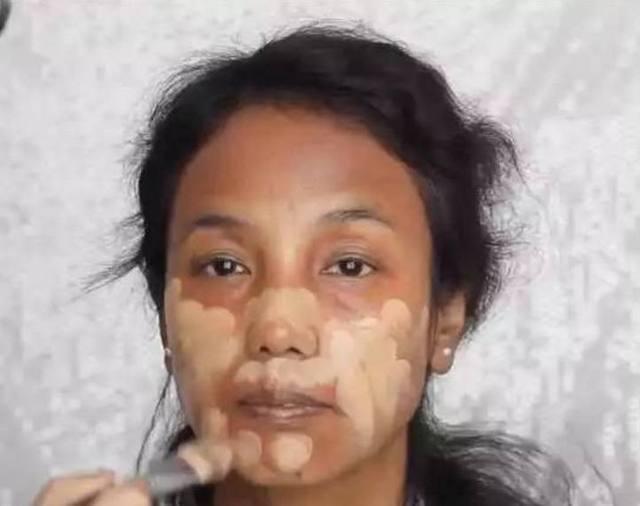 40多岁的环卫工阿姨化妆，最后看到照镜子里的自己笑中带泪