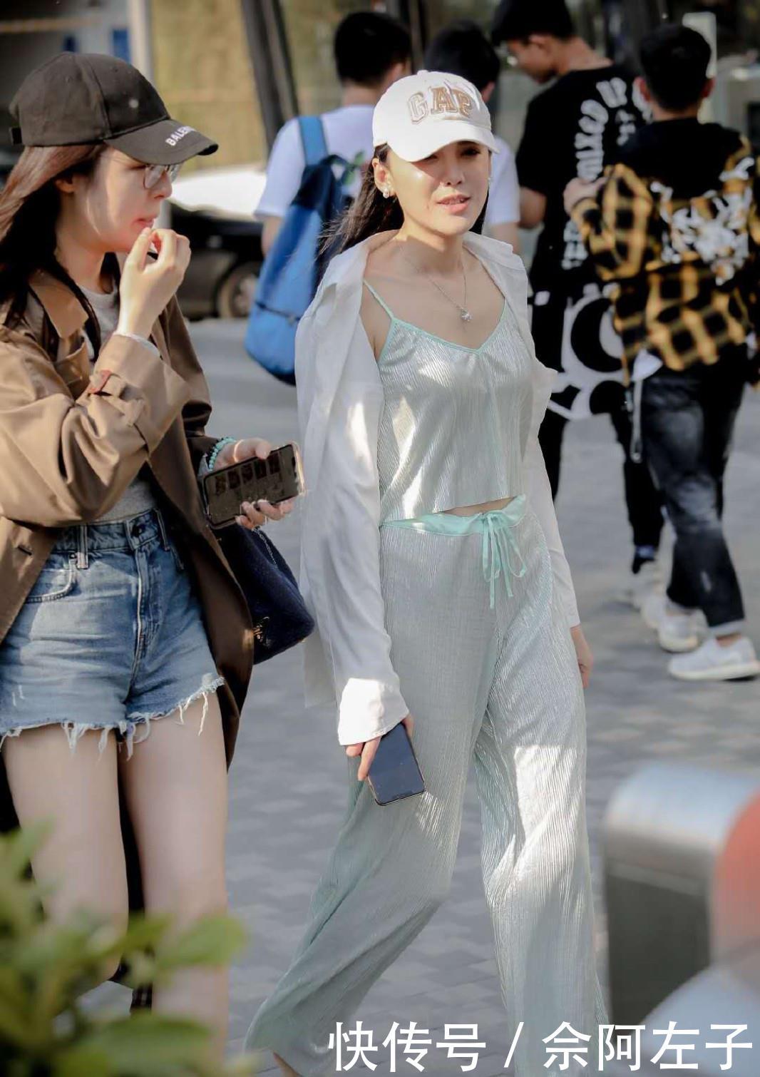  『舒适』非常知性的穿搭Look，绸缎吊带套装+白衬衫，简单舒适又显女人味