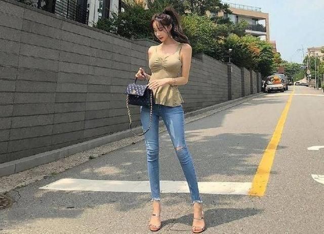 「气质」高跟鞋展示了身材的美感,同时也衬托了时尚的性感
