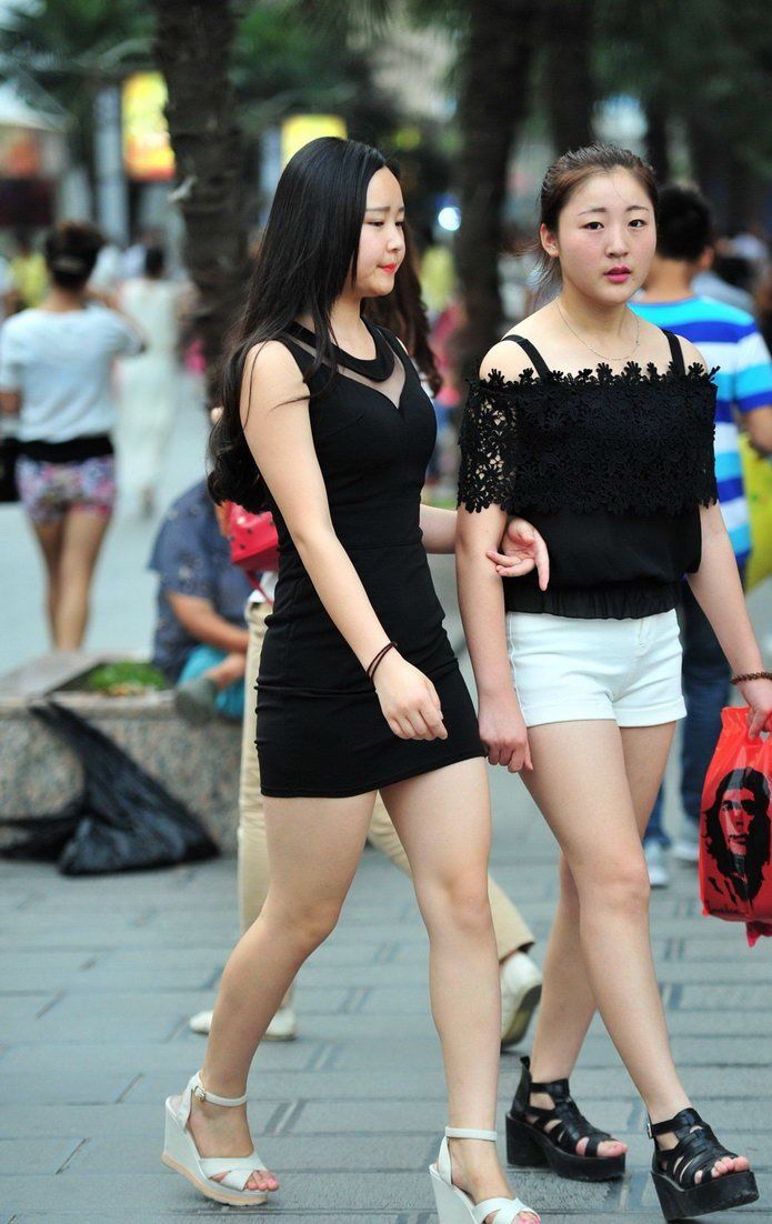 商业街区街拍:微胖型的两个美腿美女,端庄秀丽