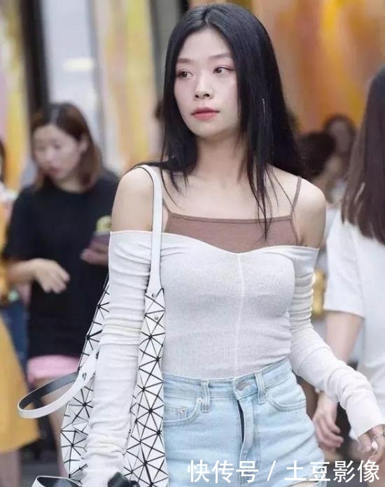 『美女』街拍柳眉如烟的美女,一件白色背心配蓝色牛仔裤,时尚大方气质
