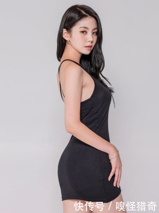 苗条靓丽的包臀裙美女，穿出潮范，活泼有朝气！