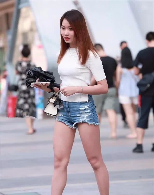  美女|街拍:美女米色羽绒服搭配高领针织毛衣,黑色过膝靴,特别的美!