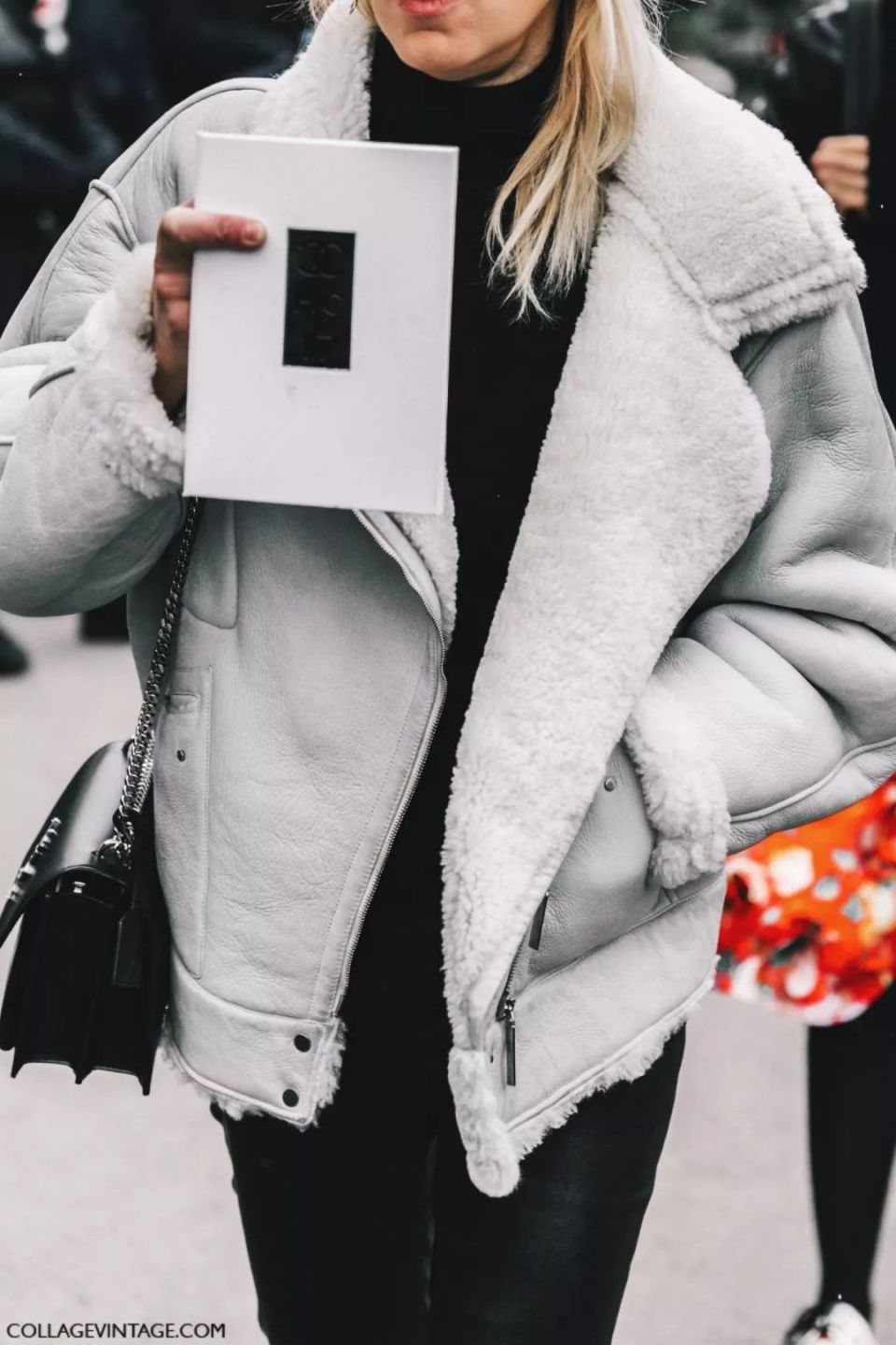 入秋这两个颜色穿在一起=很贵!