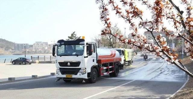  『梳妆』环翠区组织900余名环卫工人为城市“梳妆”