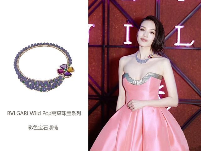 42岁舒淇出席活动居然换了新发型，然而一身粉色长裙才是真的惊艳