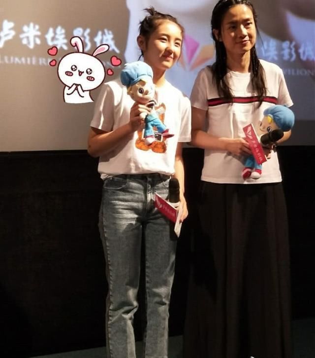 162的张子枫身材五五分，只要这么穿立马变成大长腿，还显年轻