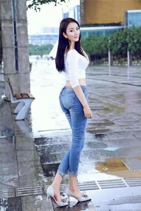 女生，都少不了一条牛仔裤！因为，这是女生的压箱之宝！