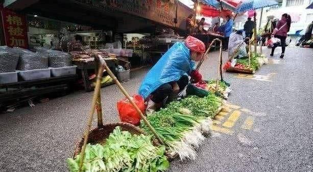  『老人』现在买农村老人摆摊菜的人越来越少了，原因是什么？