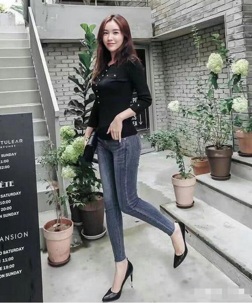 穿着修身牛仔裤出街的美女，让人感觉眼前一亮，倍显韵美迷人
