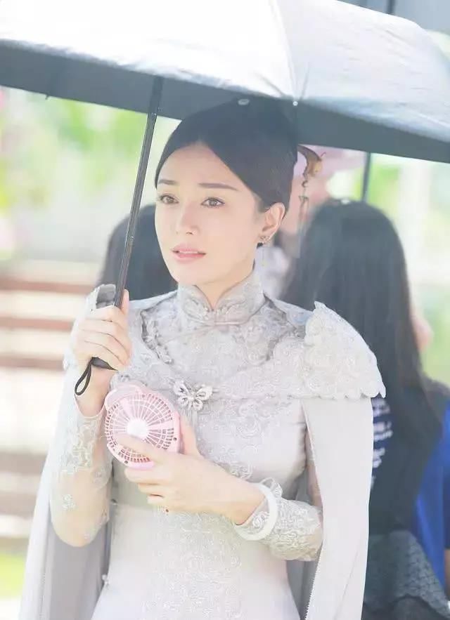 当秦岚和范冰冰同穿斗篷装时，终于知道气质和长相哪个更重要了！