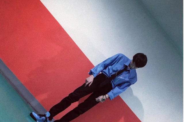 白敬亭这次终于不是和鞋子上热搜了，但是工作室很快辟谣，假的