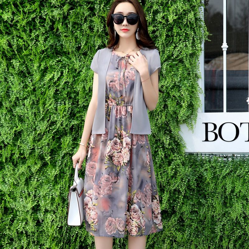 女人穿裙子要不要穿丝袜，看看下面女人就知道，时尚显瘦又漂亮