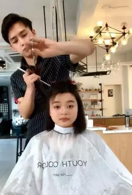 因天气太热想剪个短发的大饼脸妹子，理完后秒变气质女神惊艳众人