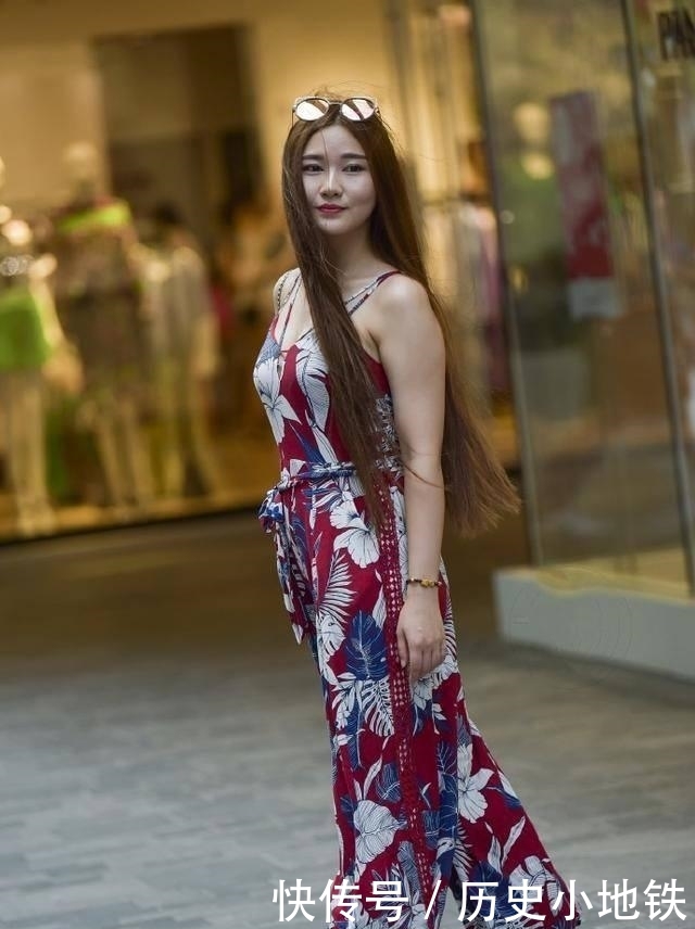 #感觉#街拍:小姐姐看起来很有时尚丽人的感觉,蓝色牛仔裤搭配吊带背心