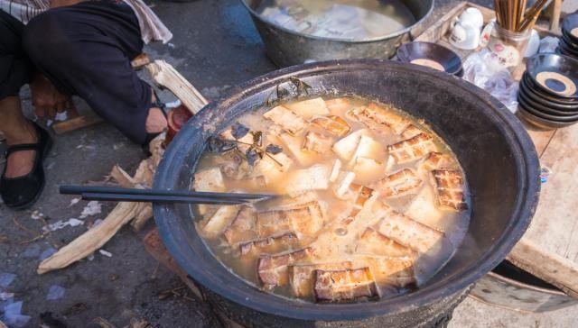  【大集上】农村老人卖“土味”小吃，路人看了嫌脏，懂行的笑称不识货