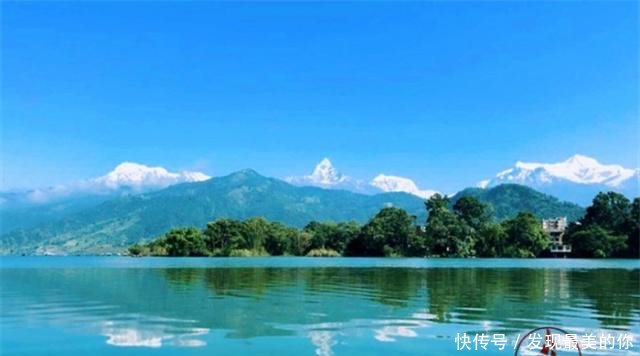 尼泊尔迷人的旅游地，与世无争的费瓦湖，安纳普尔纳峰是天然背景