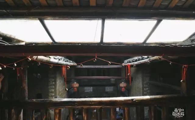 南宁深山藏了个清代古村庄，土瓦房、石板路…山色葱葱，宁静闲适
