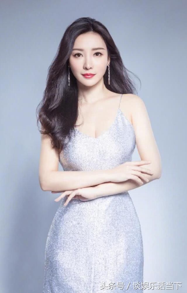 本以为柳岩穿衣已经够大胆了，直到看见了古力娜扎，网友:真敢穿