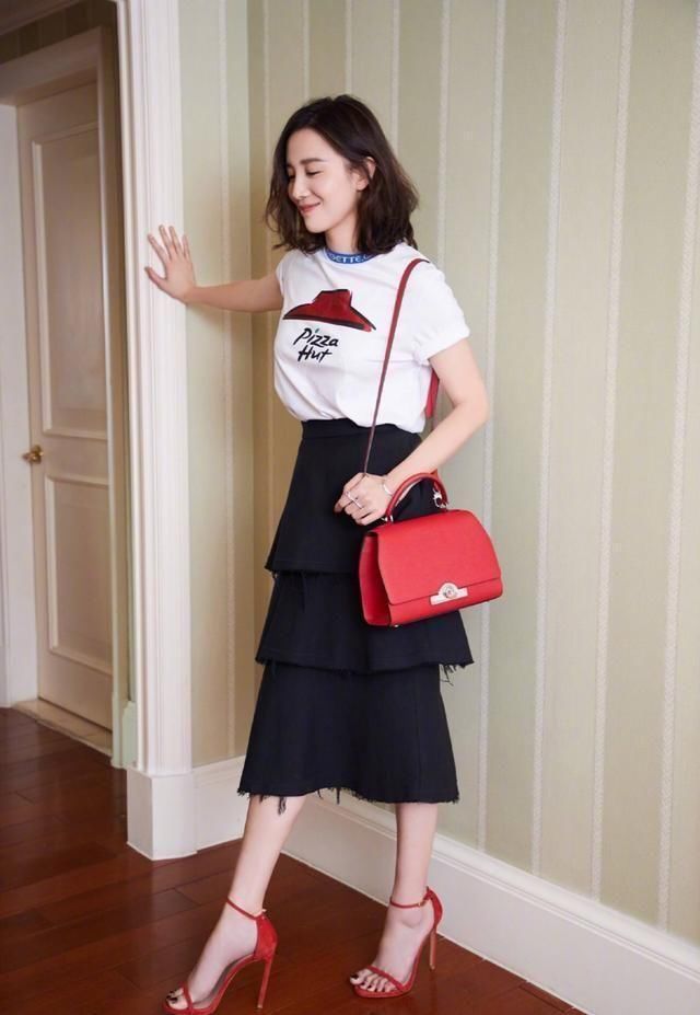 宋佳这套花衣服真是没眼看，一身下来全靠脸在撑着！