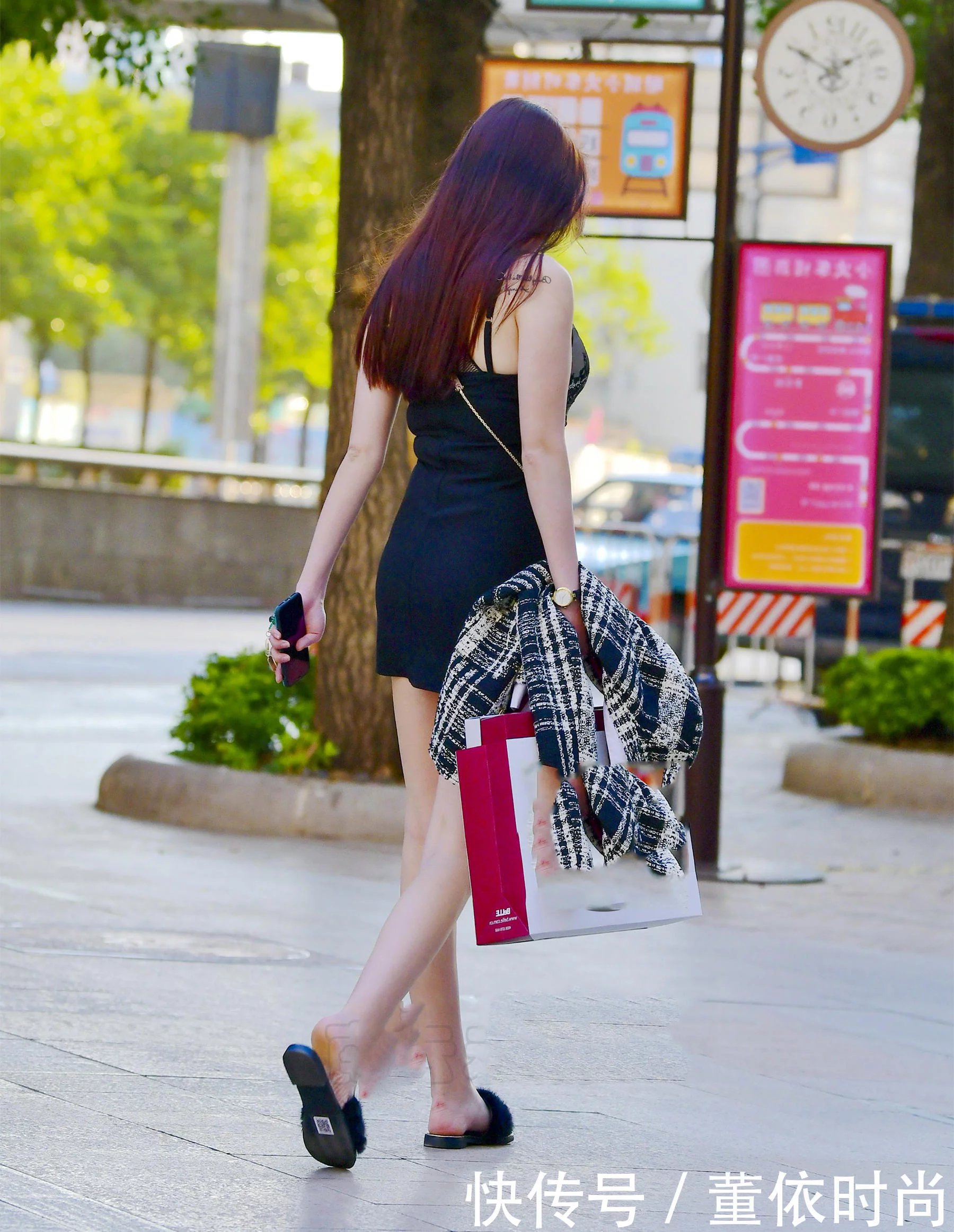 长发小姐姐吊带短裙秀出凹凸有致好身材，短裙的设计露出了小姐姐