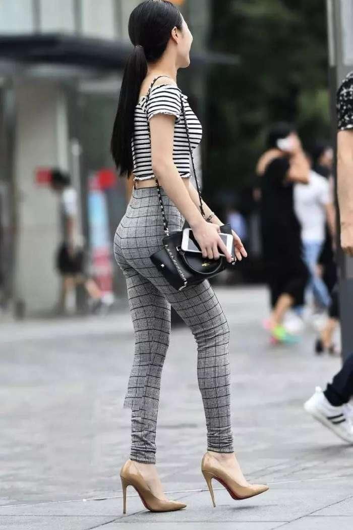 紧身裤翘臀美女, 身姿窈窕丰满, 尽显性感成熟女人味!