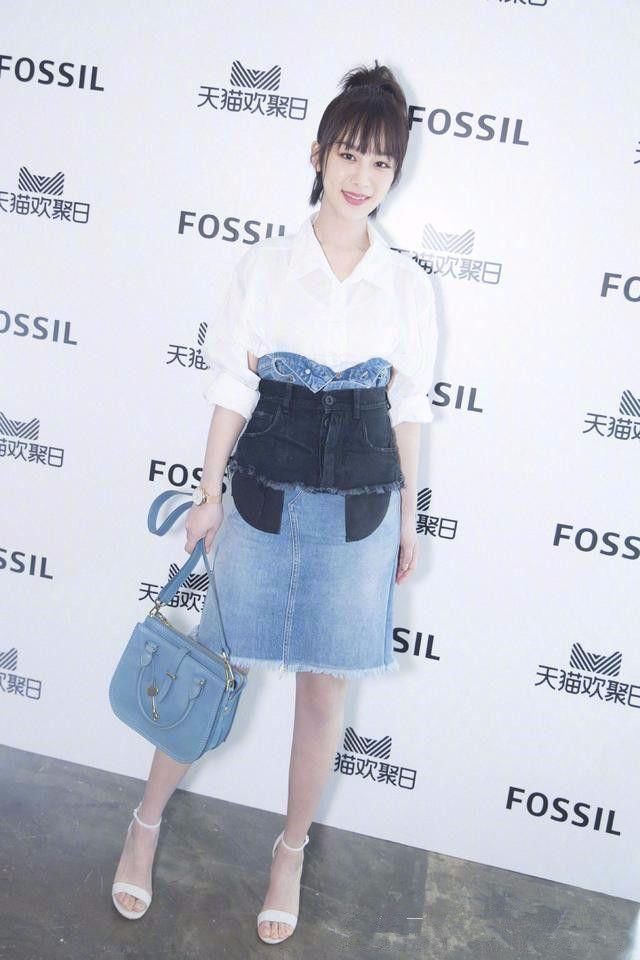 杨紫瘦了多少斤?敢穿浅色紧身裤秀细腿了!网友:秦俊杰给的胆子