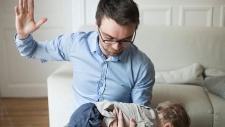  #孩子#孩子挨打时,若出现这些反应,父母可一定要停下来,不然后果严重...