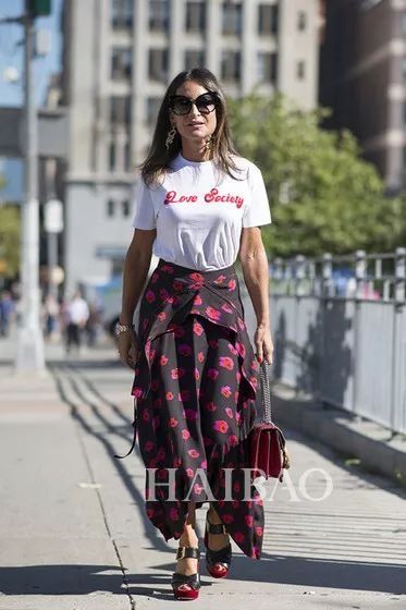 好看| 各种场合都能Hold住的“Tee+过膝裙”，包你时髦一整夏!