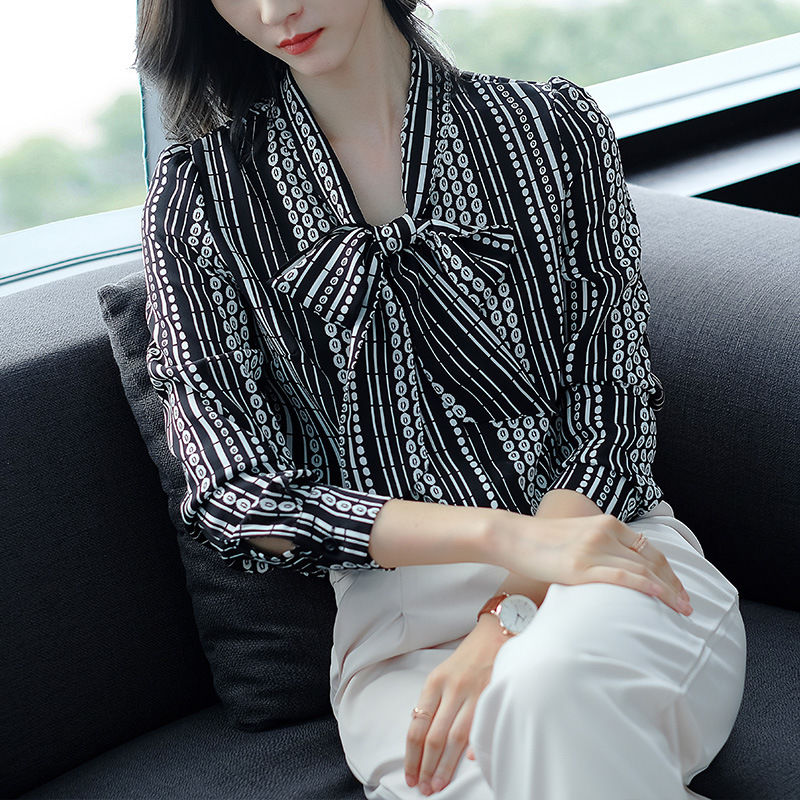 女人一旦过了40，可不要随意穿搭，瞧下图穿搭，背影都美爆