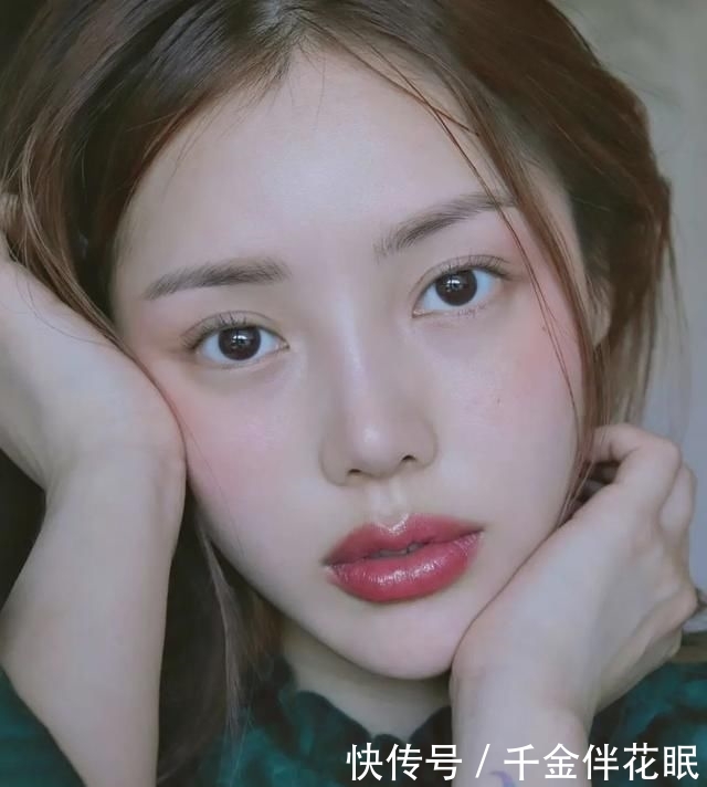  『定妆喷雾』戴口罩到底要怎么化妆？画多了怕毁脸画少了不够美