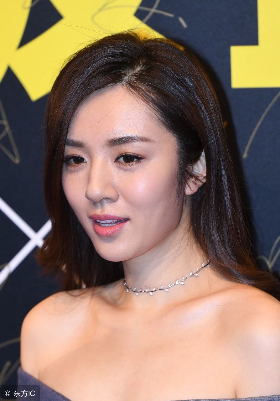 王晓晨上演“锁骨杀”，露肩长裙秀性感，身材好了穿什么都好看!