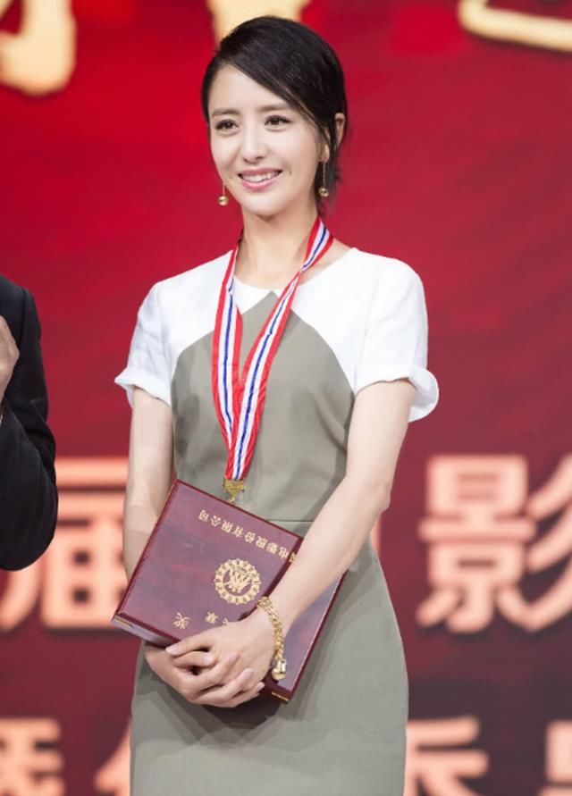 佟丽娅站姿绝了，两腿间距只有1厘米，网友：她是怎么做到的？