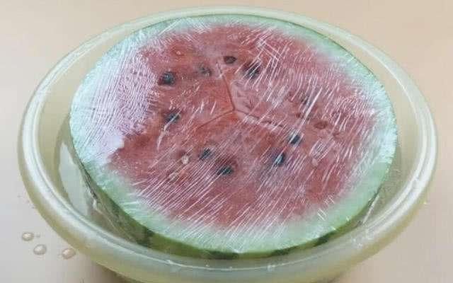 【吃不完】吃不完的西瓜别放冰箱了，营养流失严重，用这招轻松保存