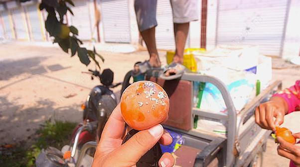  #蚧壳虫#农村一种果树，农民不用农药，但是卖不上价格，连小孩