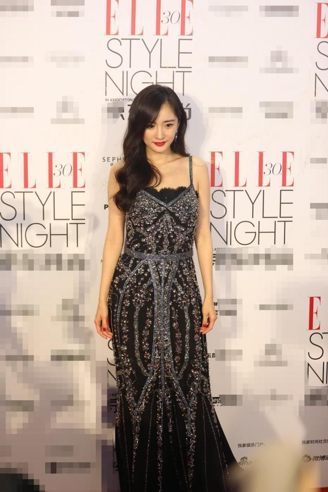 杨幂真厉害，一袭长裙抢回“腰精”称号，优雅惊艳！