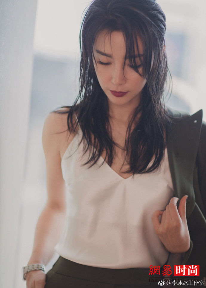 45岁李冰冰玩湿发诱惑 穿深V扮性感秀曲线
