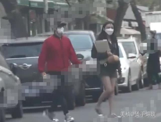  『李治廷』李治廷公开恋情后与女友首露面，外出散步甜蜜互动超恩爱