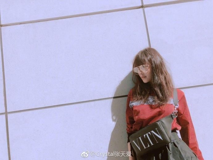 张天爱真的好美啊,潮流卷发配黑色短裙性感撩人!网友:做我女友