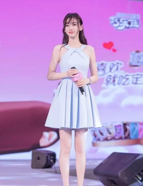  【细节感】今年春夏最火爆的“细带凉鞋”，时髦又百搭，让大长腿秀出来