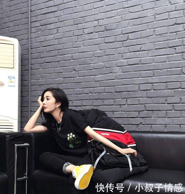 杨幂素颜现身，网友直呼差好大，离开妆发加持还不如路人好看呢